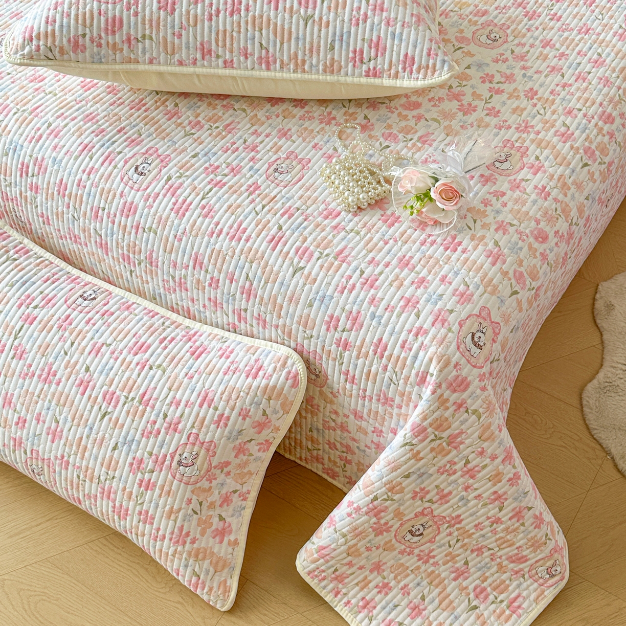 91家纺网 家纺一手货源 找家纺 寐居家纺 2025新款A类数码印花老粗布夹棉床盖 桃枝粉粉