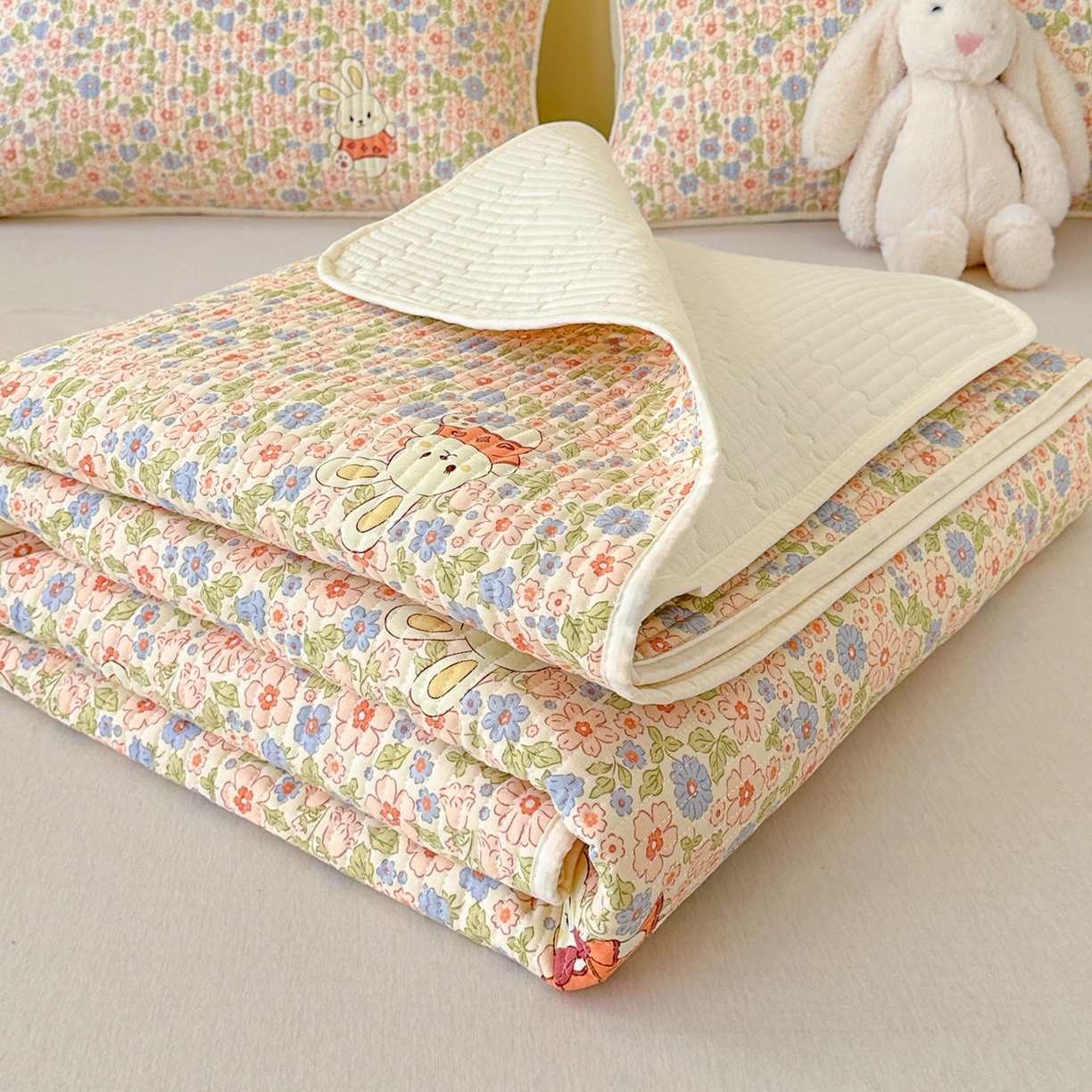 91家纺网 家纺一手货源 找家纺 寐居家纺 2025新款A类数码印花老粗布夹棉床盖 碎花甜梦