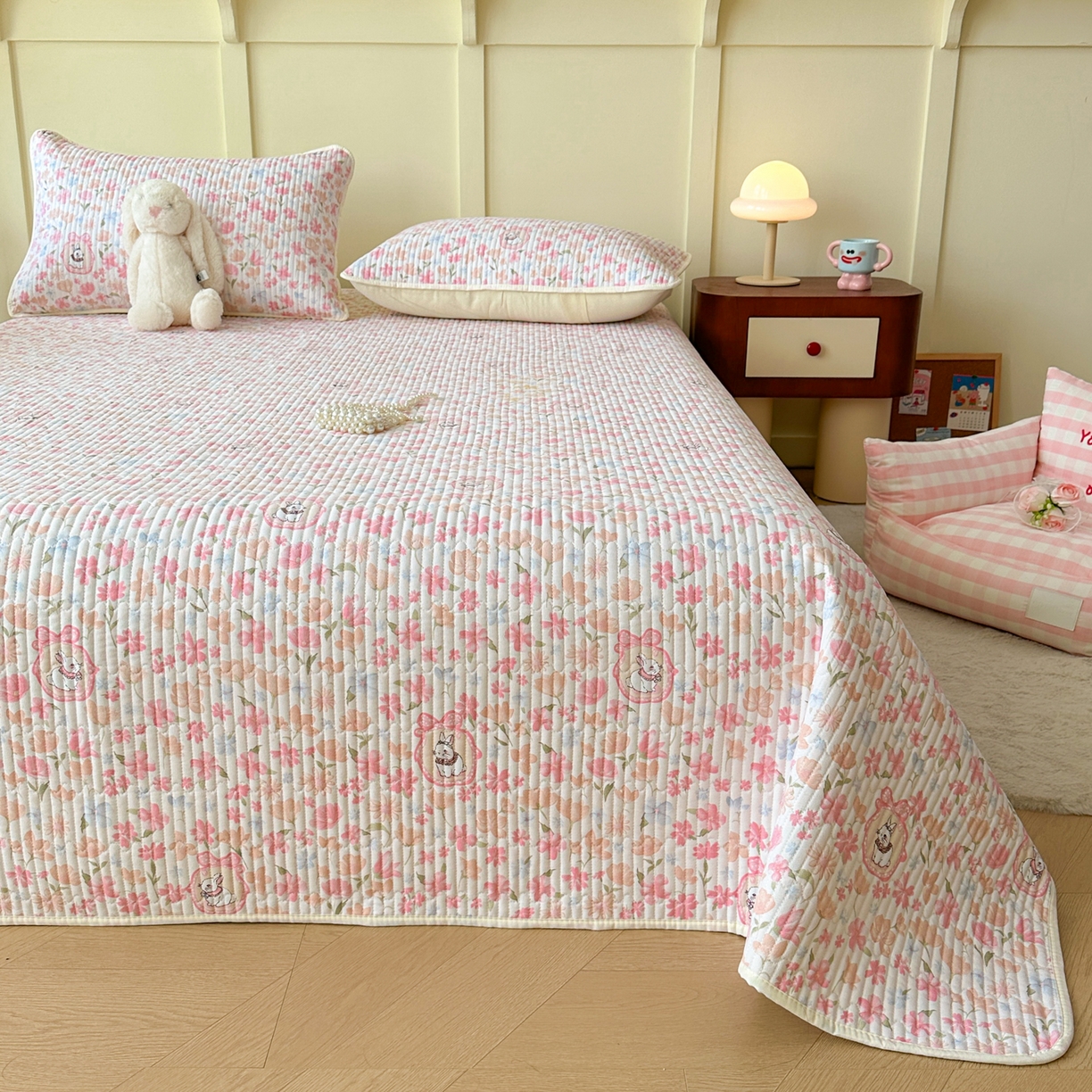 91家纺网 家纺一手货源 找家纺 寐居家纺 2025新款A类数码印花老粗布夹棉床盖 桃枝粉粉