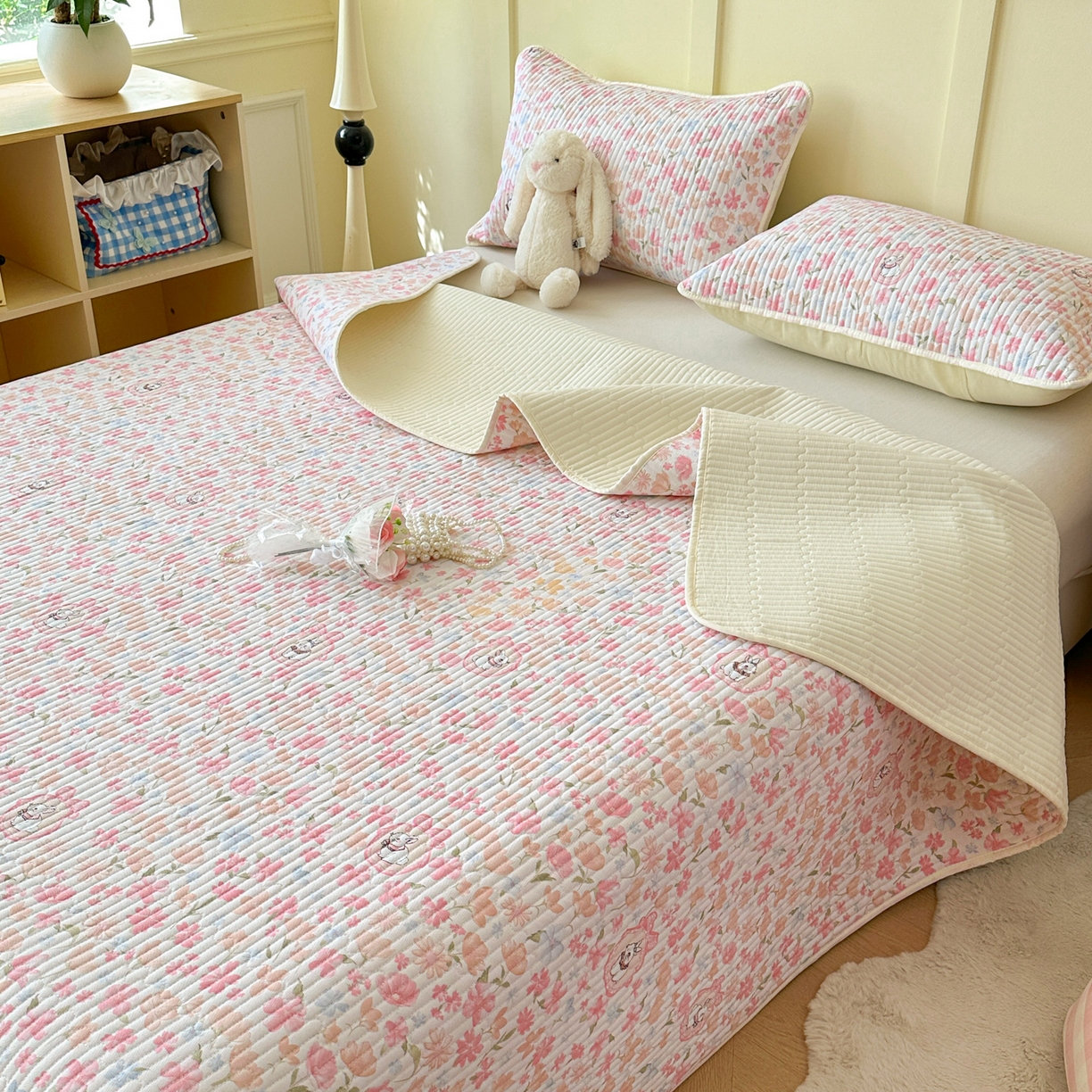 91家纺网 家纺一手货源 找家纺 寐居家纺 2025新款A类数码印花老粗布夹棉床盖 桃枝粉粉