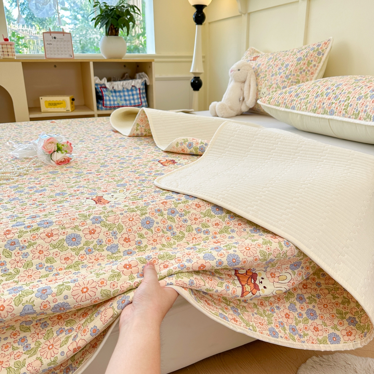 91家纺网 家纺一手货源 找家纺 寐居家纺 2025新款A类数码印花老粗布夹棉床盖 碎花甜梦