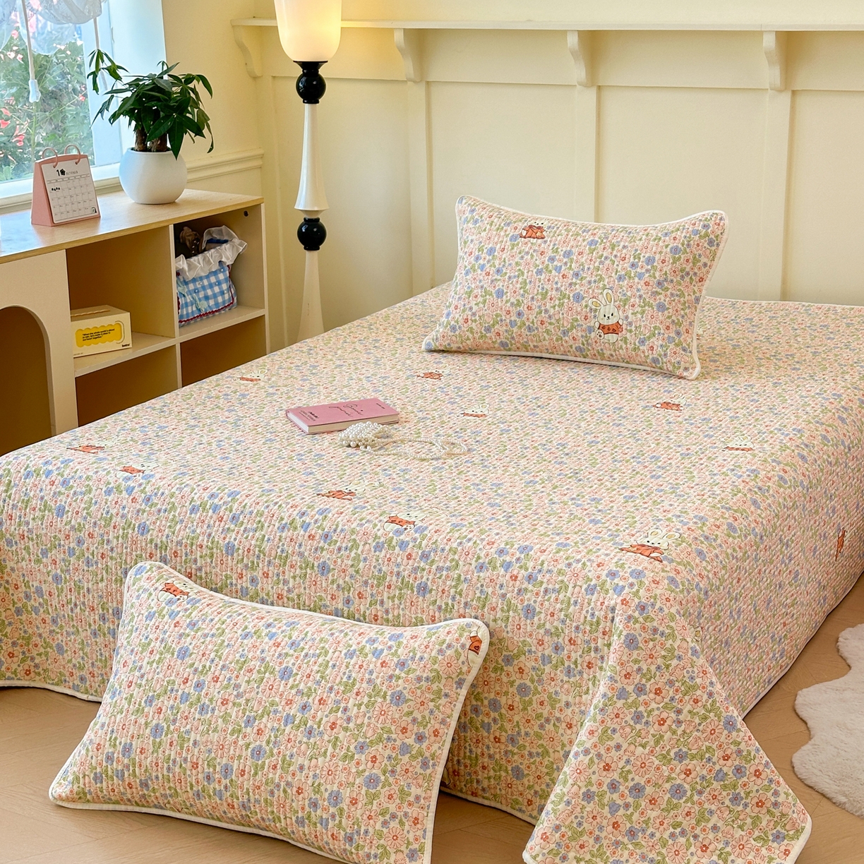 91家纺网 家纺一手货源 找家纺 寐居家纺 2025新款A类数码印花老粗布夹棉床盖 碎花甜梦