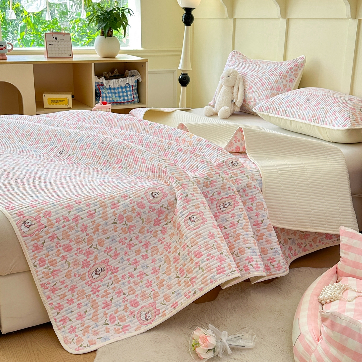 91家纺网 家纺一手货源 找家纺 寐居家纺 2025新款A类数码印花老粗布夹棉床盖 桃枝粉粉