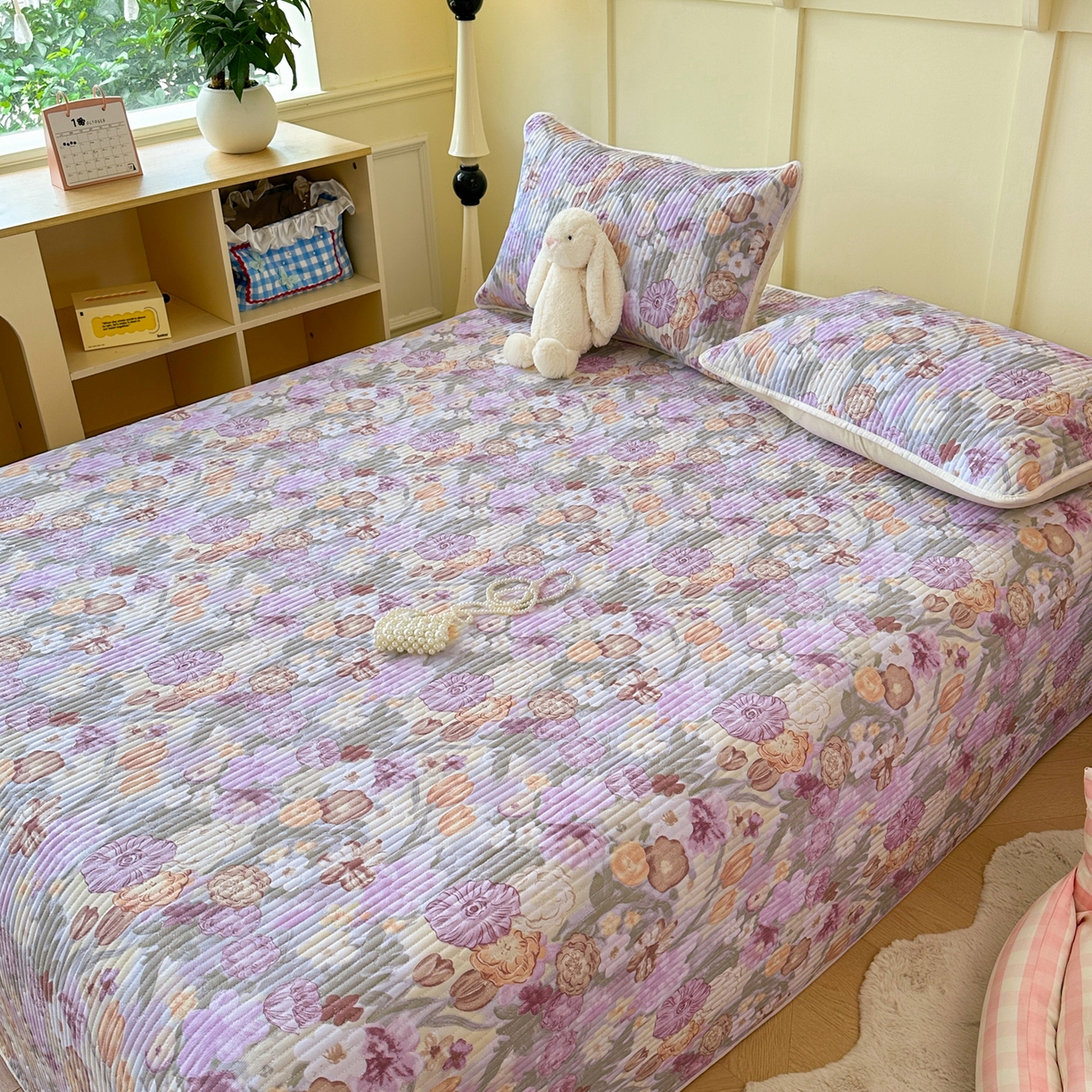 91家纺网 家纺一手货源 找家纺 寐居家纺 2025新款A类数码印花老粗布夹棉床盖 紫蔓花踪