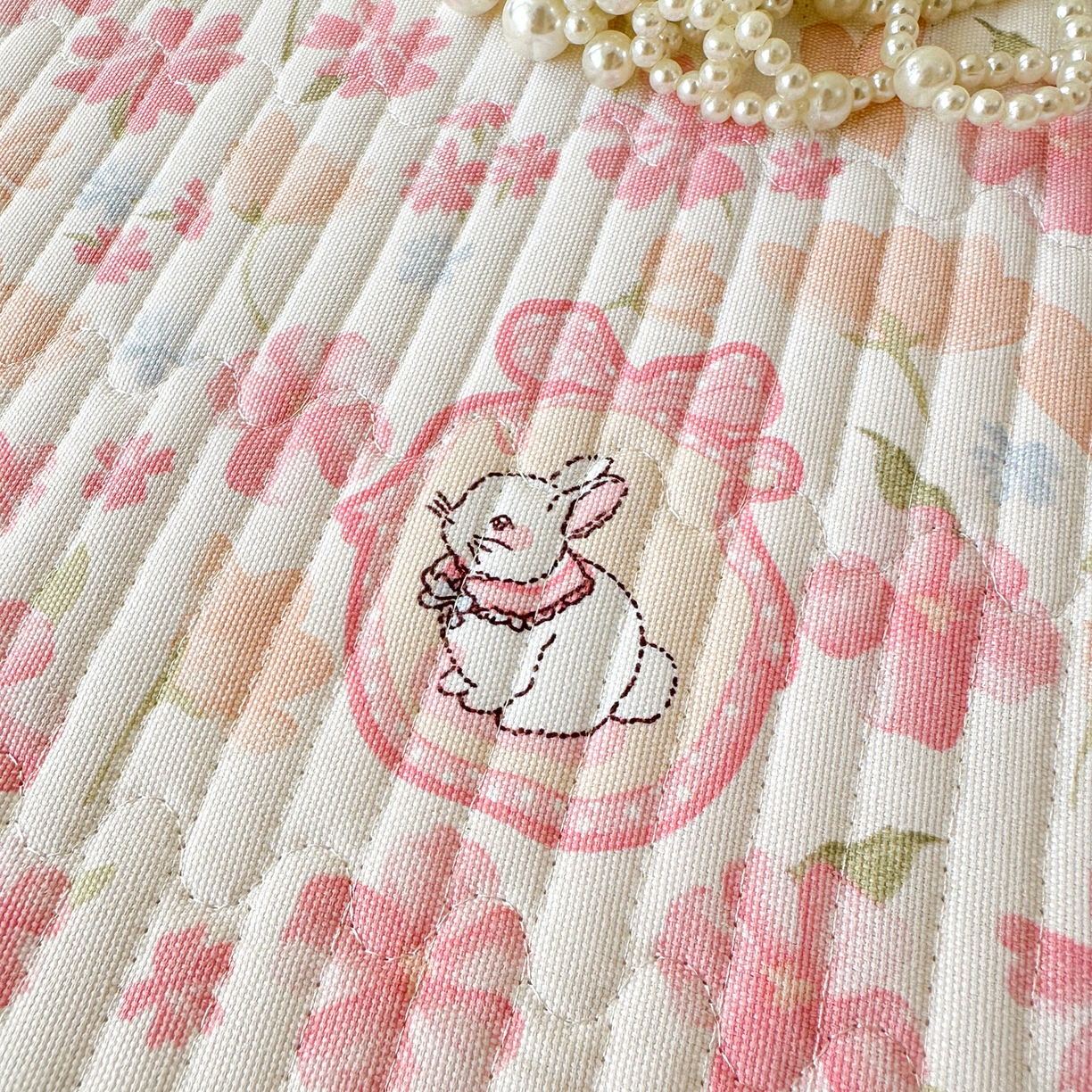 91家纺网 家纺一手货源 找家纺 寐居家纺 2025新款A类数码印花老粗布夹棉床盖 桃枝粉粉