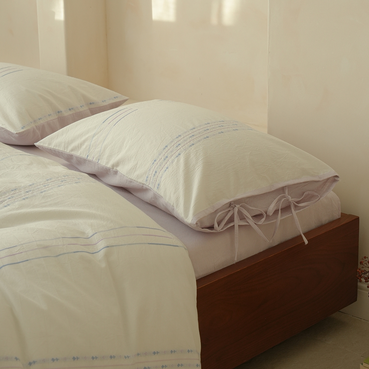 91家纺网 家纺一手货源 找家纺 寐居家纺 2025新款全棉A类60支水洗色织提花剪花四件套 绅士-蓝紫