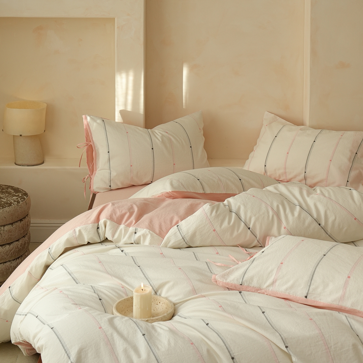 91家纺网 家纺一手货源 找家纺 寐居家纺 2025新款全棉A类60支水洗色织提花剪花四件套 糖豆豆-灰粉