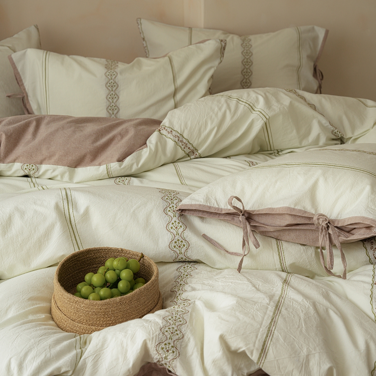 91家纺网 家纺一手货源 找家纺 寐居家纺 2025新款全棉A类60支水洗色织提花剪花四件套 繁花-绿咖