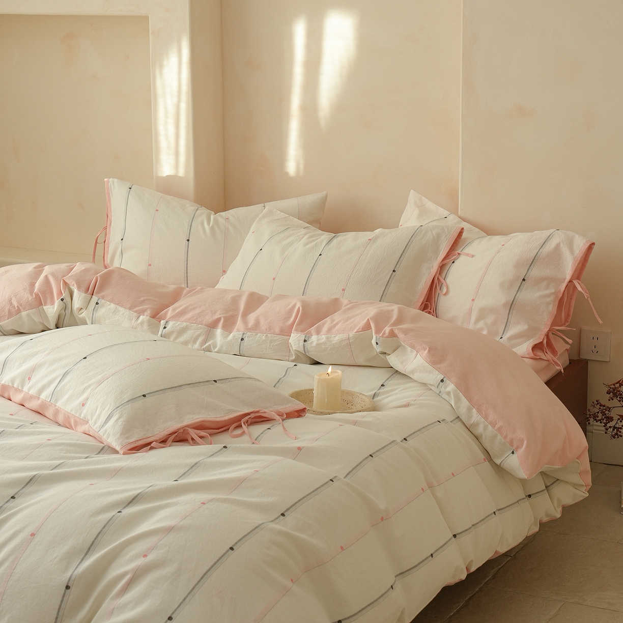 91家纺网 家纺一手货源 找家纺 寐居家纺 2025新款全棉A类60支水洗色织提花剪花四件套 糖豆豆-灰粉