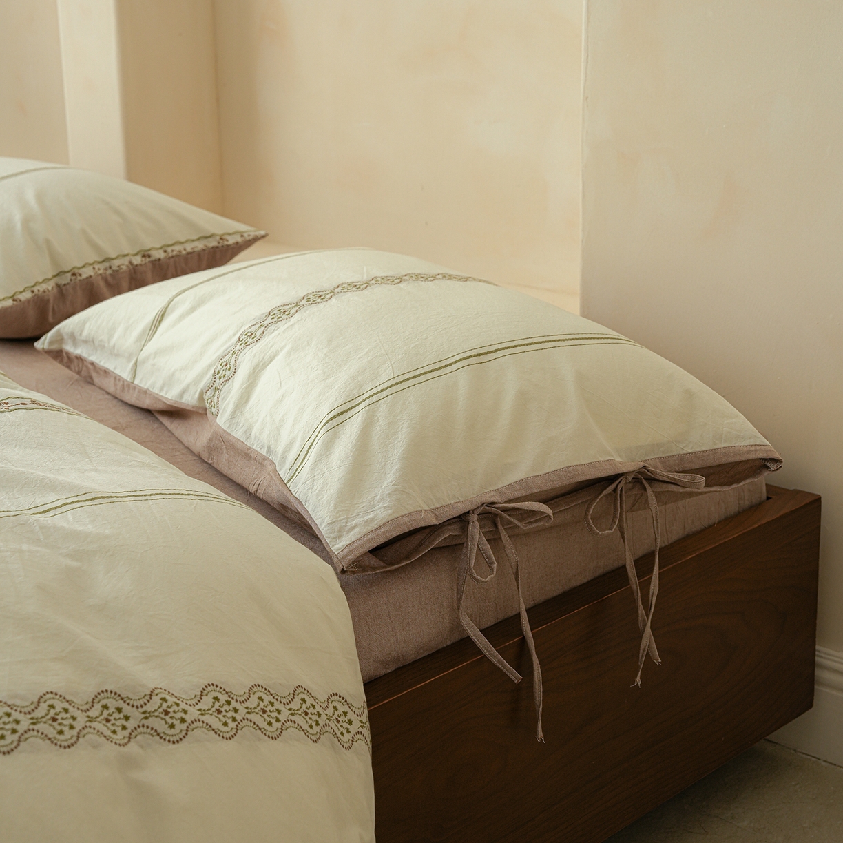 91家纺网 家纺一手货源 找家纺 寐居家纺 2025新款全棉A类60支水洗色织提花剪花四件套 繁花-绿咖