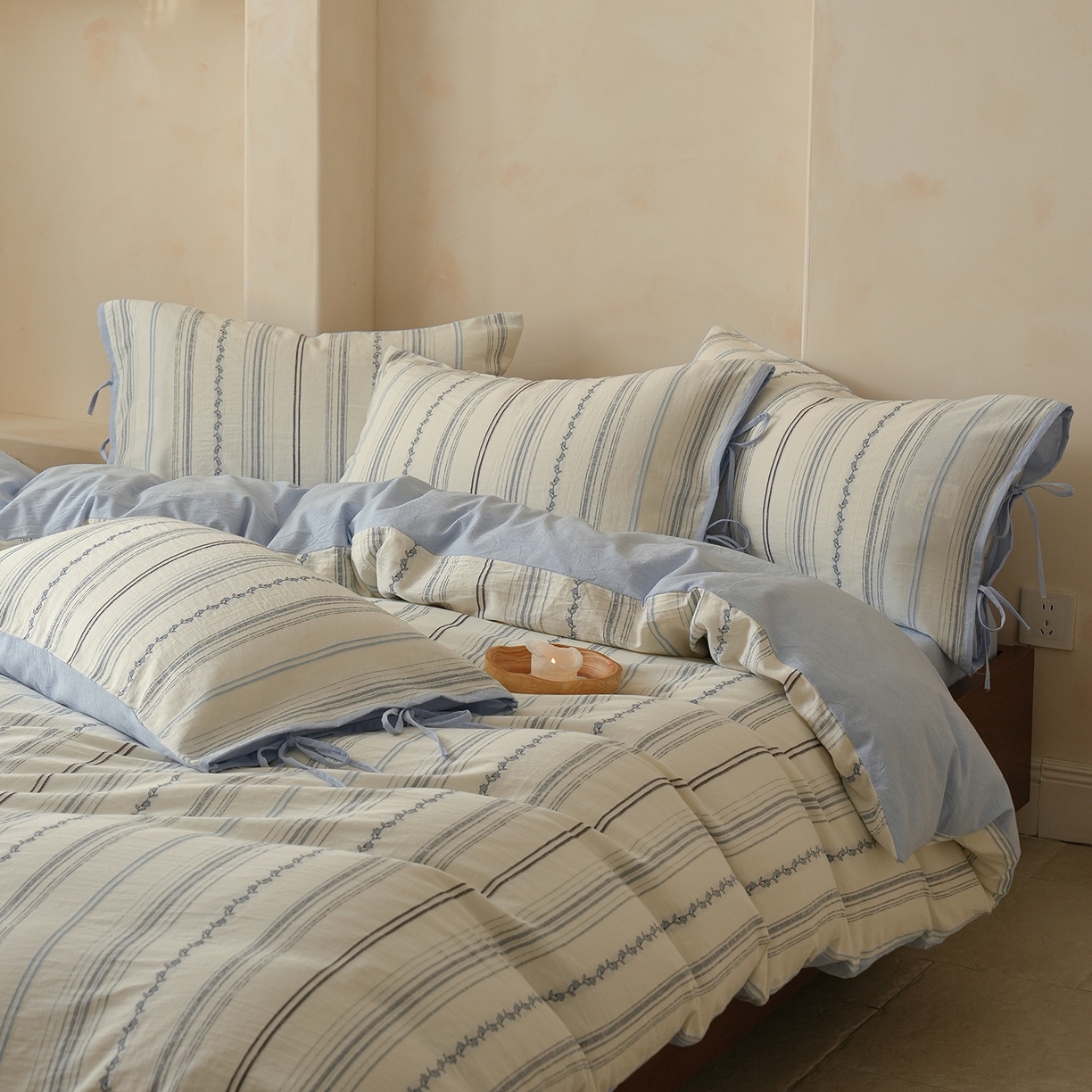 91家纺网 家纺一手货源 找家纺 （总）寐居家纺 2025新款全棉A类60支水洗色织提花剪花四件套