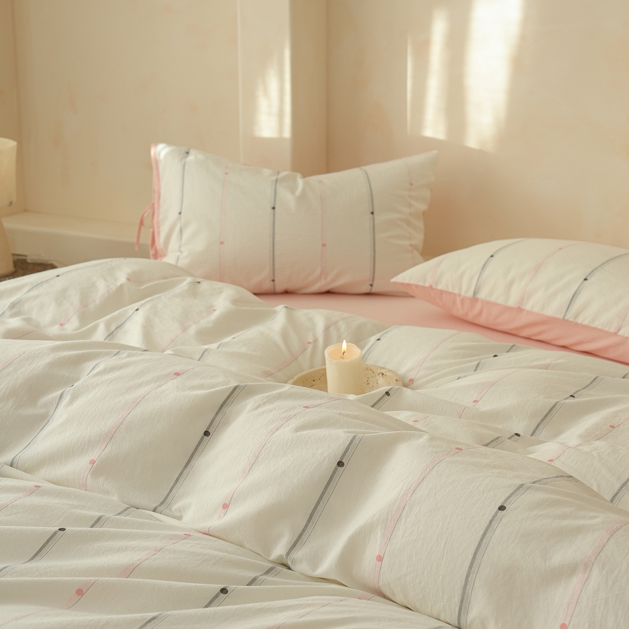 91家纺网 家纺一手货源 找家纺 寐居家纺 2025新款全棉A类60支水洗色织提花剪花四件套 糖豆豆-灰粉