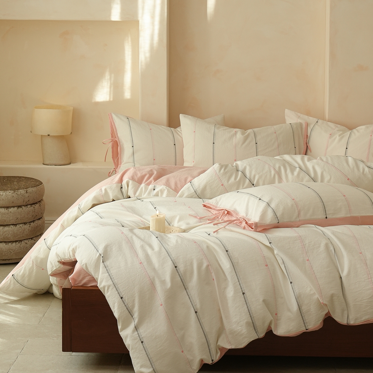 91家纺网 家纺一手货源 找家纺 寐居家纺 2025新款全棉A类60支水洗色织提花剪花四件套 糖豆豆-灰粉