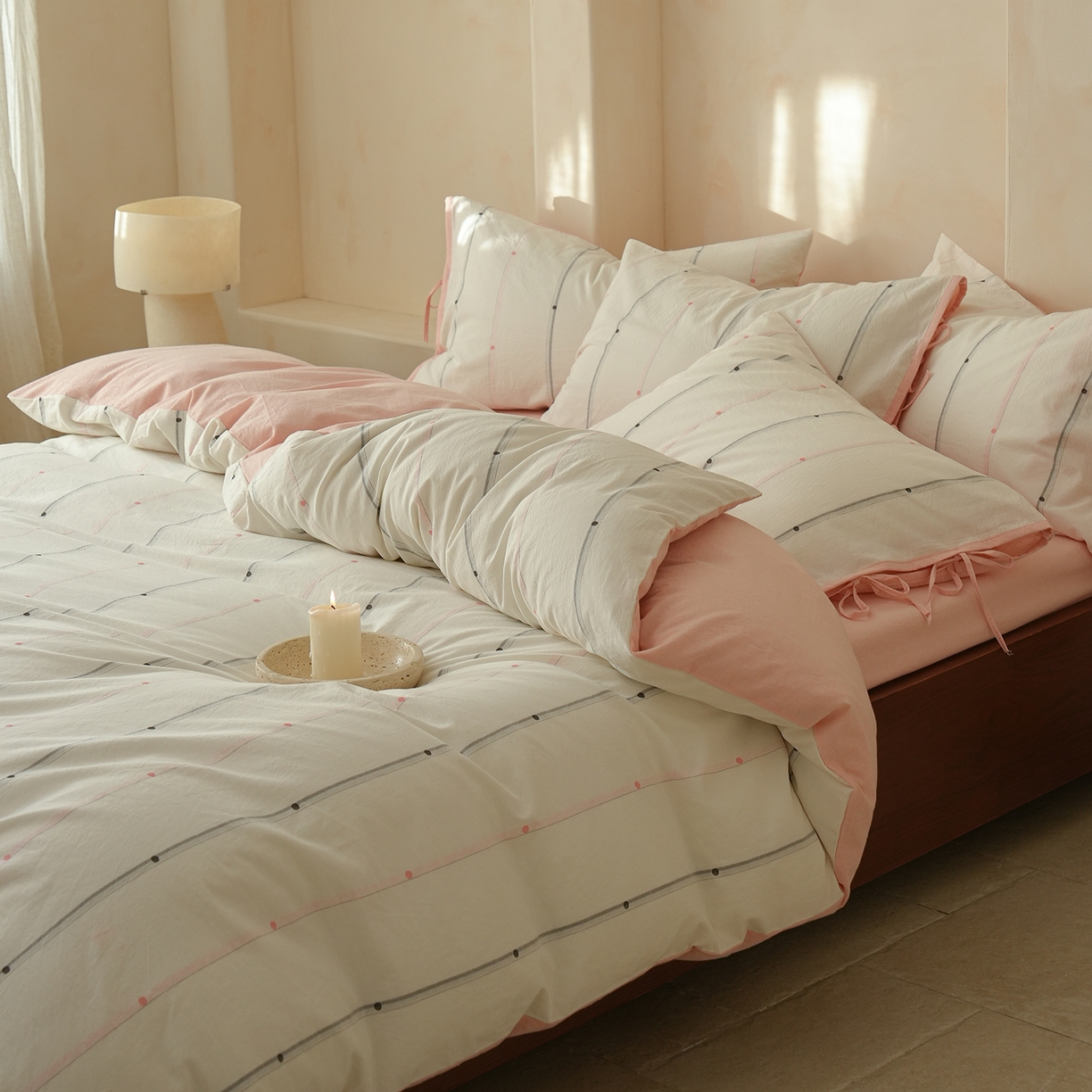 91家纺网 家纺一手货源 找家纺 寐居家纺 2025新款全棉A类60支水洗色织提花剪花四件套 糖豆豆-灰粉