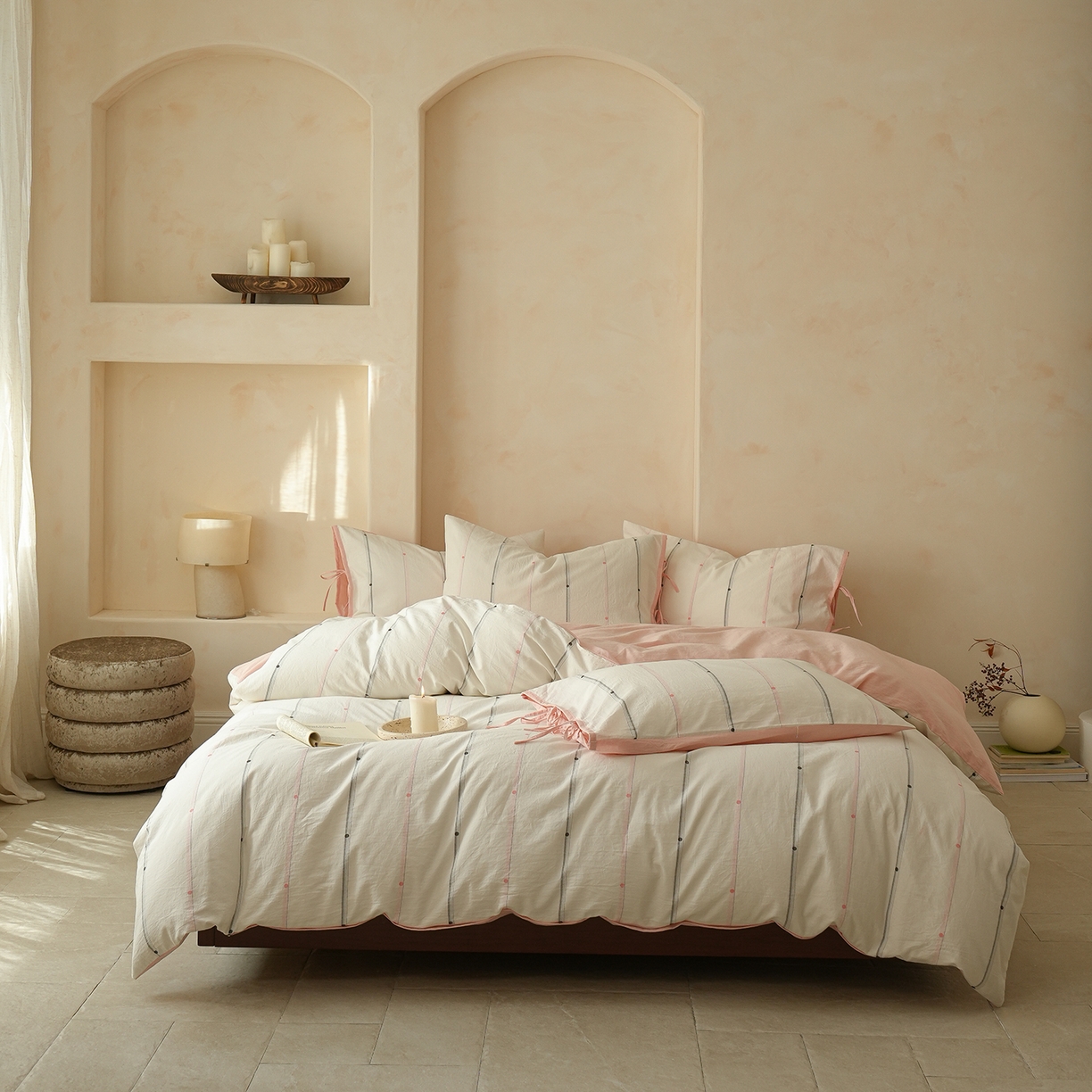 91家纺网 家纺一手货源 找家纺 寐居家纺 2025新款全棉A类60支水洗色织提花剪花四件套 糖豆豆-灰粉