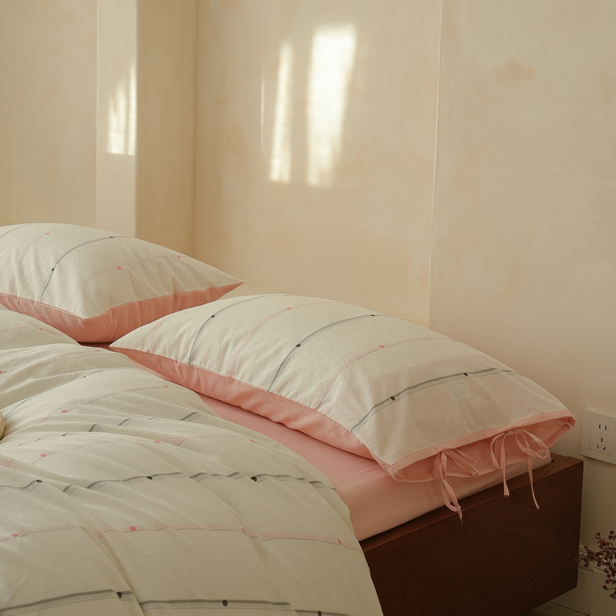 91家纺网 家纺一手货源 找家纺 寐居家纺 2025新款全棉A类60支水洗色织提花剪花四件套 糖豆豆-灰粉