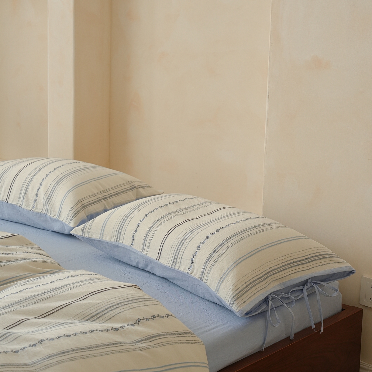 91家纺网 家纺一手货源 找家纺 寐居家纺 2025新款全棉A类60支水洗色织提花剪花四件套 阿尔玛-蓝