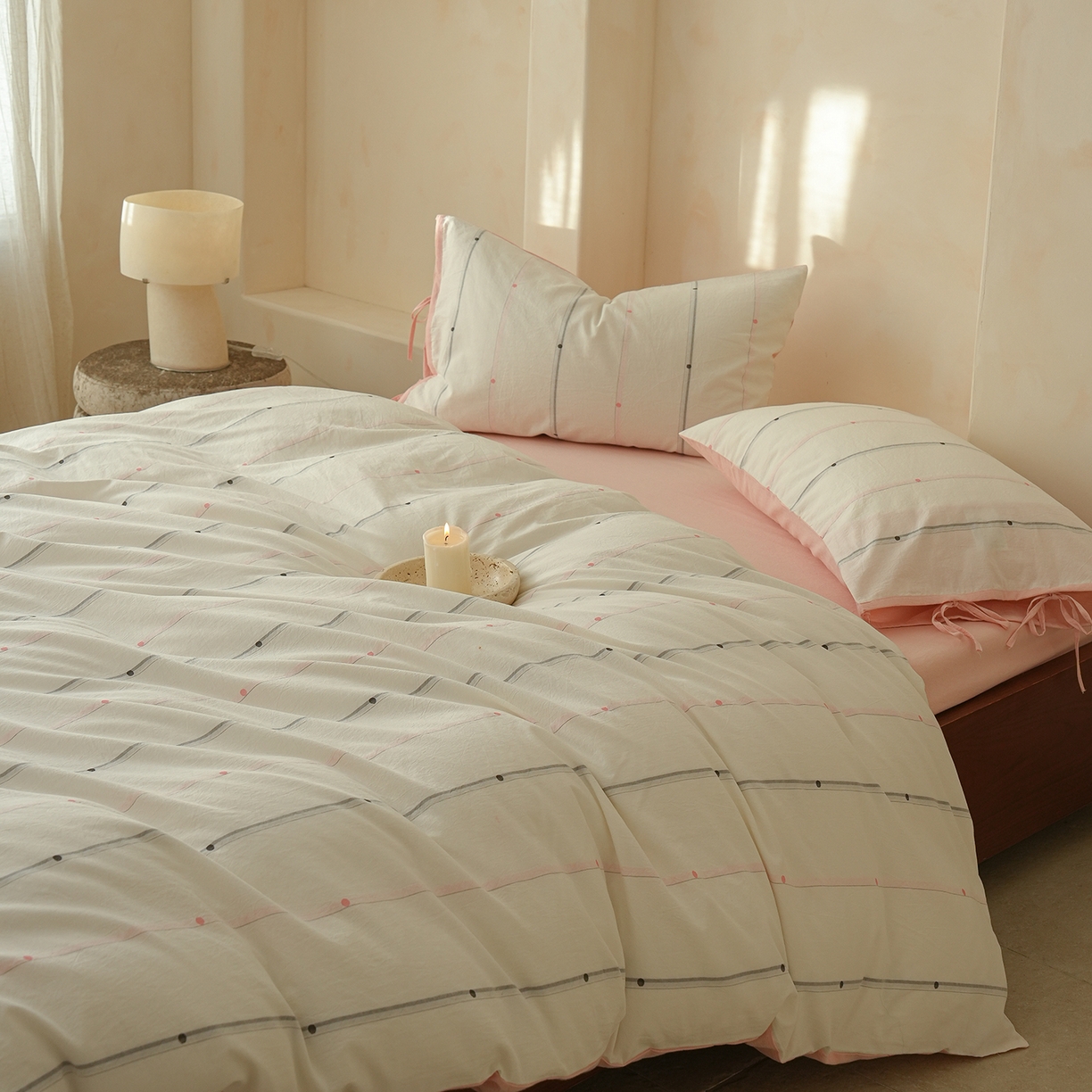 91家纺网 家纺一手货源 找家纺 寐居家纺 2025新款全棉A类60支水洗色织提花剪花四件套 糖豆豆-灰粉