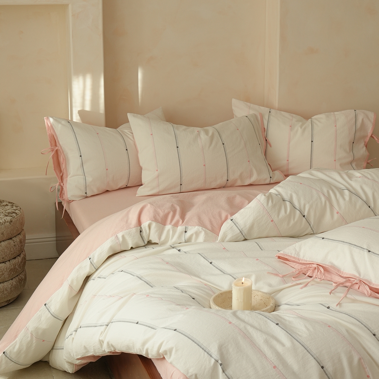 91家纺网 家纺一手货源 找家纺 寐居家纺 2025新款全棉A类60支水洗色织提花剪花四件套 糖豆豆-灰粉