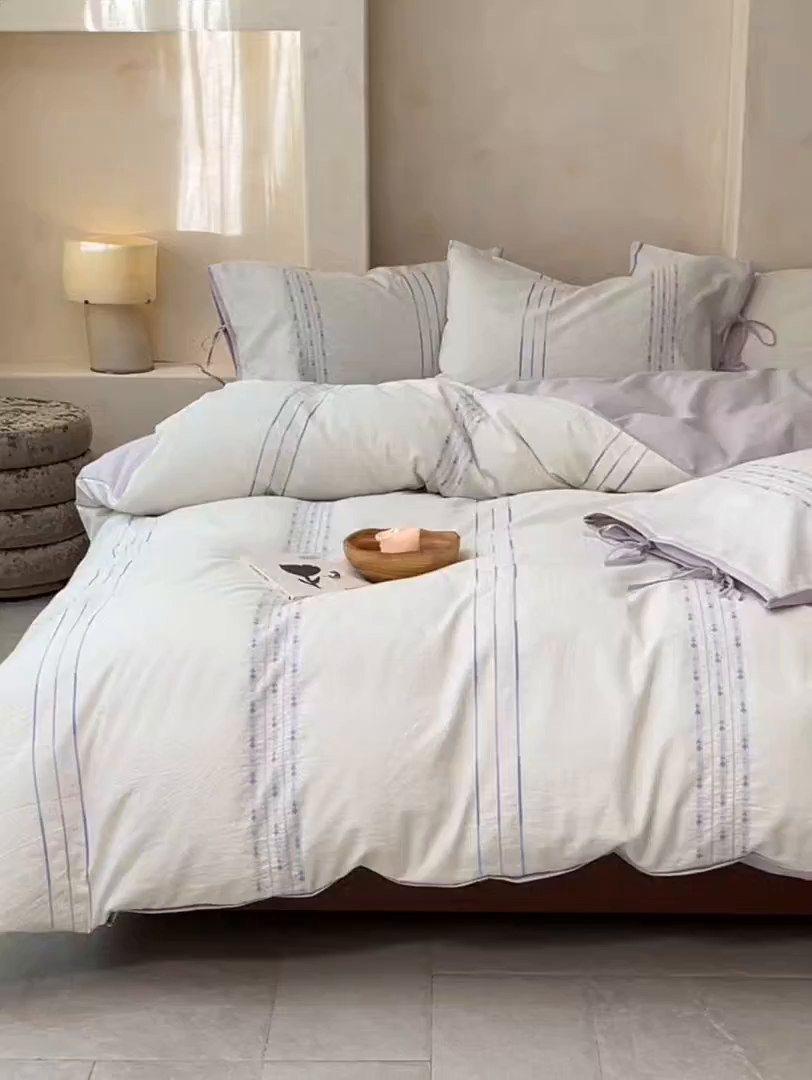 91家纺网 家纺一手货源 找家纺 寐居家纺 2025新款全棉A类60支水洗色织提花剪花四件套 绅士-蓝紫