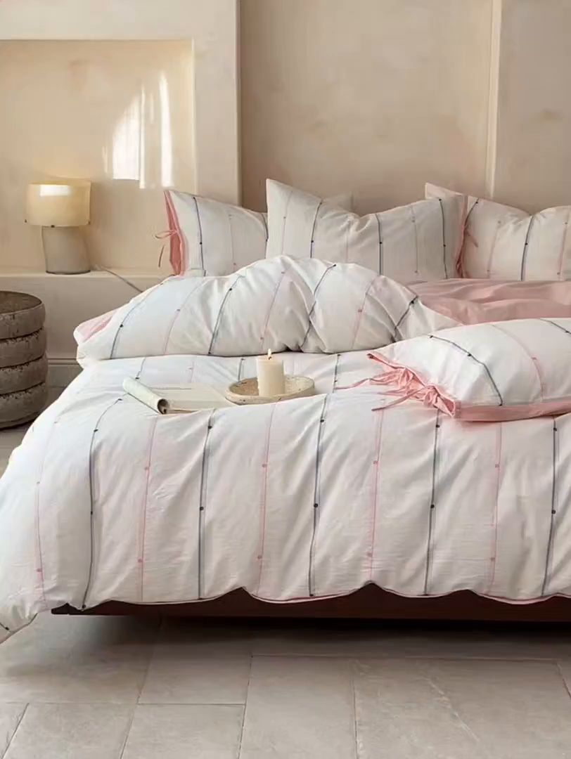 91家纺网 家纺一手货源 找家纺 寐居家纺 2025新款全棉A类60支水洗色织提花剪花四件套 糖豆豆-灰粉