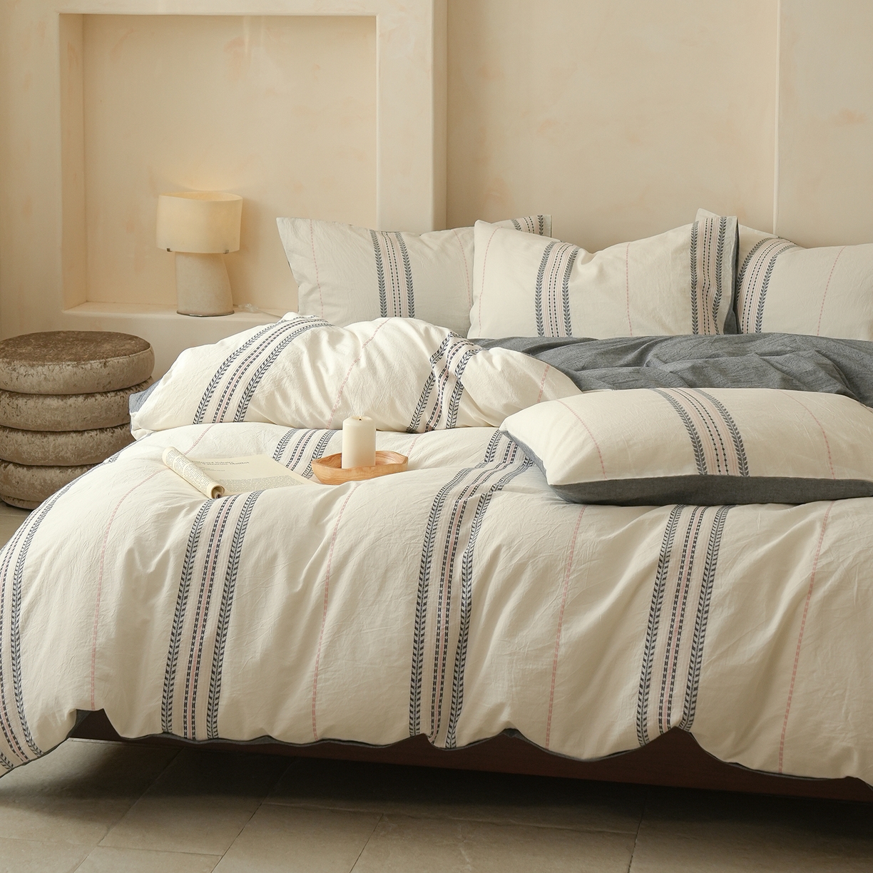 91家纺网 家纺一手货源 找家纺 寐居家纺 2025新款全棉A类60支水洗色织提花四件套 秩序-灰粉