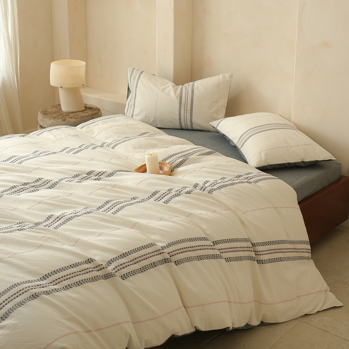 91家纺网 家纺一手货源 找家纺 寐居家纺 2025新款全棉A类60支水洗色织提花四件套 秩序-灰粉