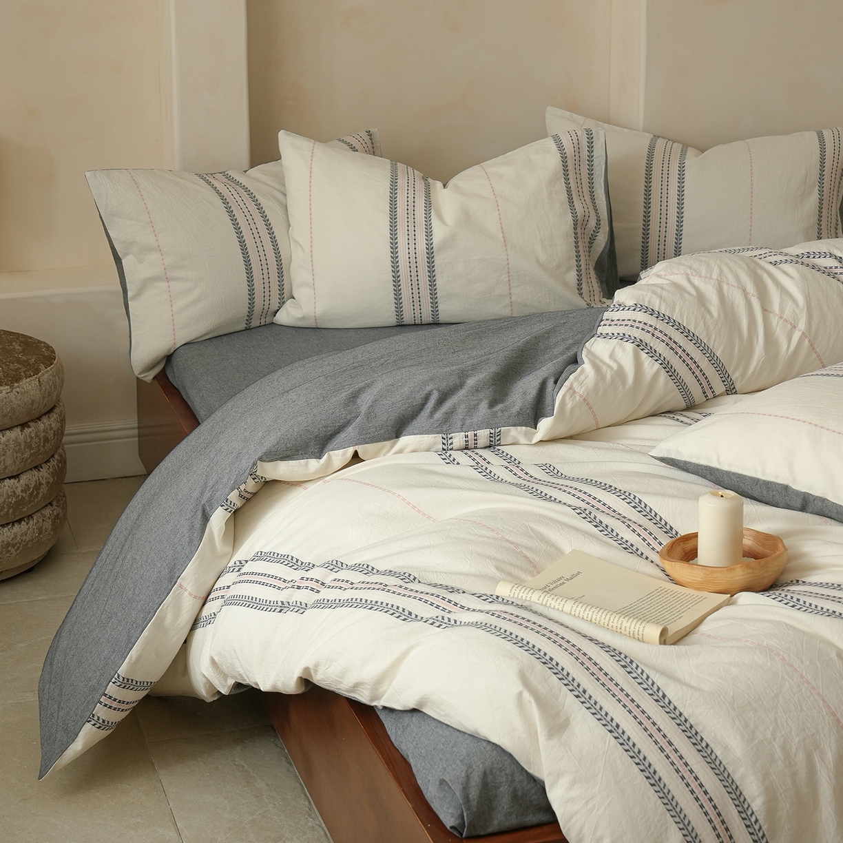 91家纺网 家纺一手货源 找家纺 寐居家纺 2025新款全棉A类60支水洗色织提花四件套 秩序-灰粉