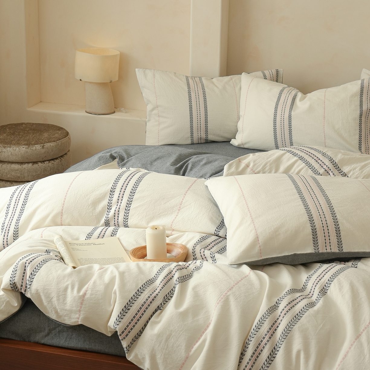 91家纺网 家纺一手货源 找家纺 寐居家纺 2025新款全棉A类60支水洗色织提花四件套 秩序-灰粉