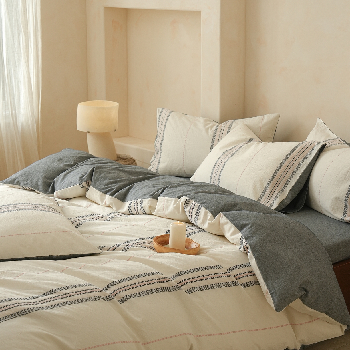 91家纺网 家纺一手货源 找家纺 寐居家纺 2025新款全棉A类60支水洗色织提花四件套 秩序-灰粉