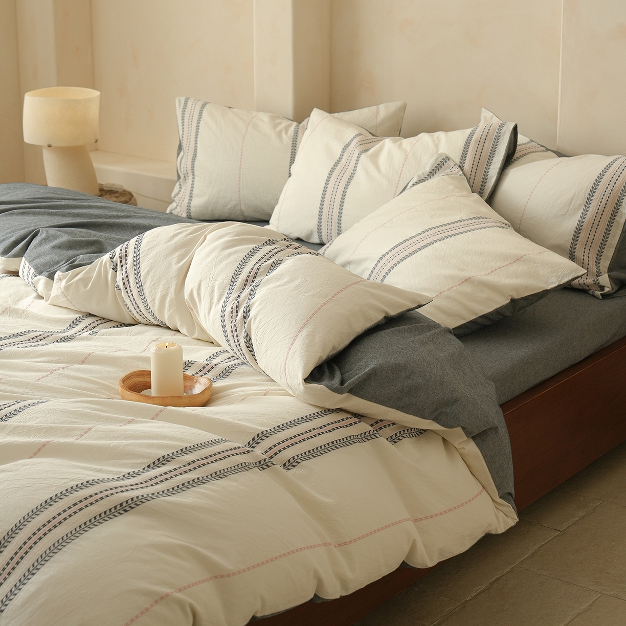 91家纺网 家纺一手货源 找家纺 寐居家纺 2025新款全棉A类60支水洗色织提花四件套 秩序-灰粉