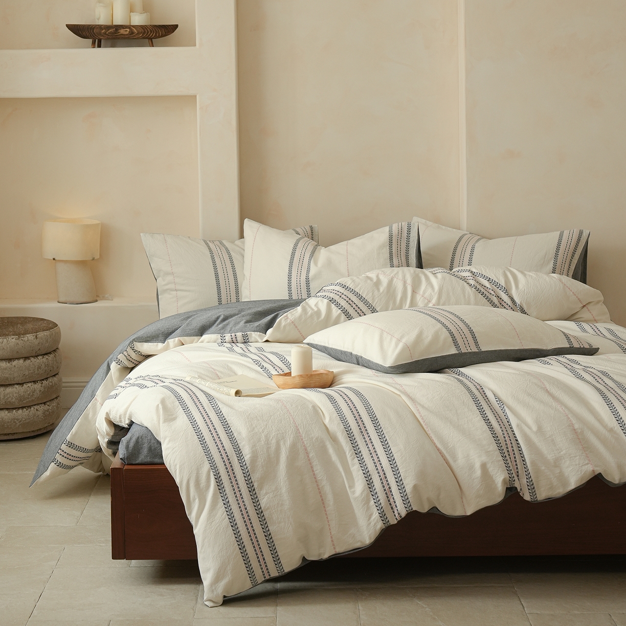 91家纺网 家纺一手货源 找家纺 寐居家纺 2025新款全棉A类60支水洗色织提花四件套 秩序-灰粉