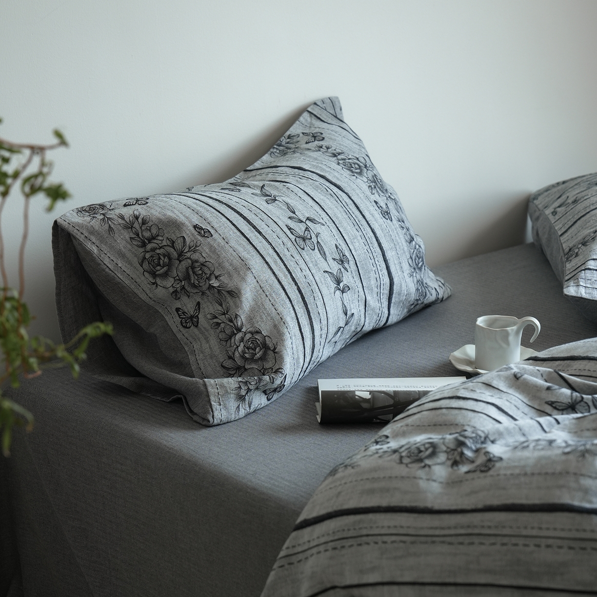 91家纺网 家纺一手货源 找家纺 寐居家纺 2025新款全棉A类60支水洗色织提花四件套 花开墨影