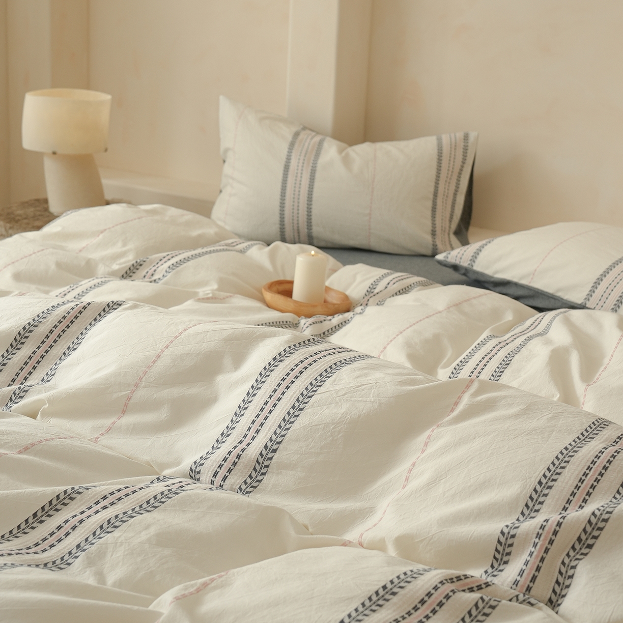 91家纺网 家纺一手货源 找家纺 寐居家纺 2025新款全棉A类60支水洗色织提花四件套 秩序-灰粉