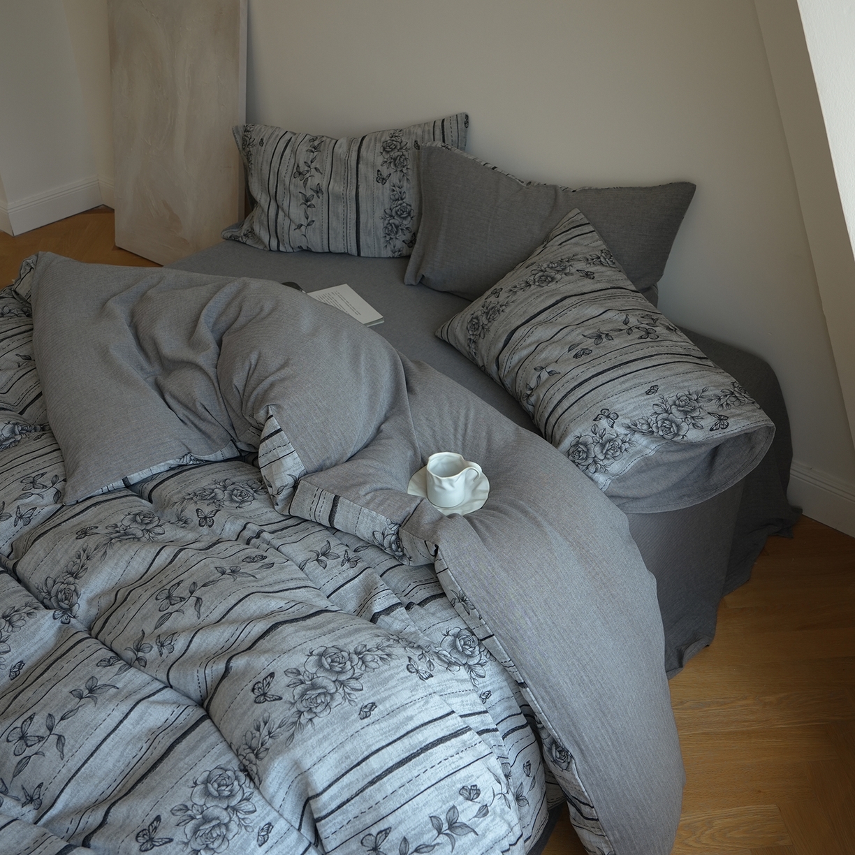 91家纺网 家纺一手货源 找家纺 寐居家纺 2025新款全棉A类60支水洗色织提花四件套 花开墨影