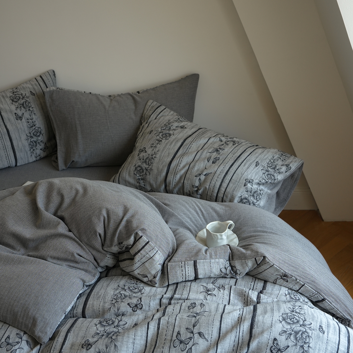 91家纺网 家纺一手货源 找家纺 寐居家纺 2025新款全棉A类60支水洗色织提花四件套 花开墨影