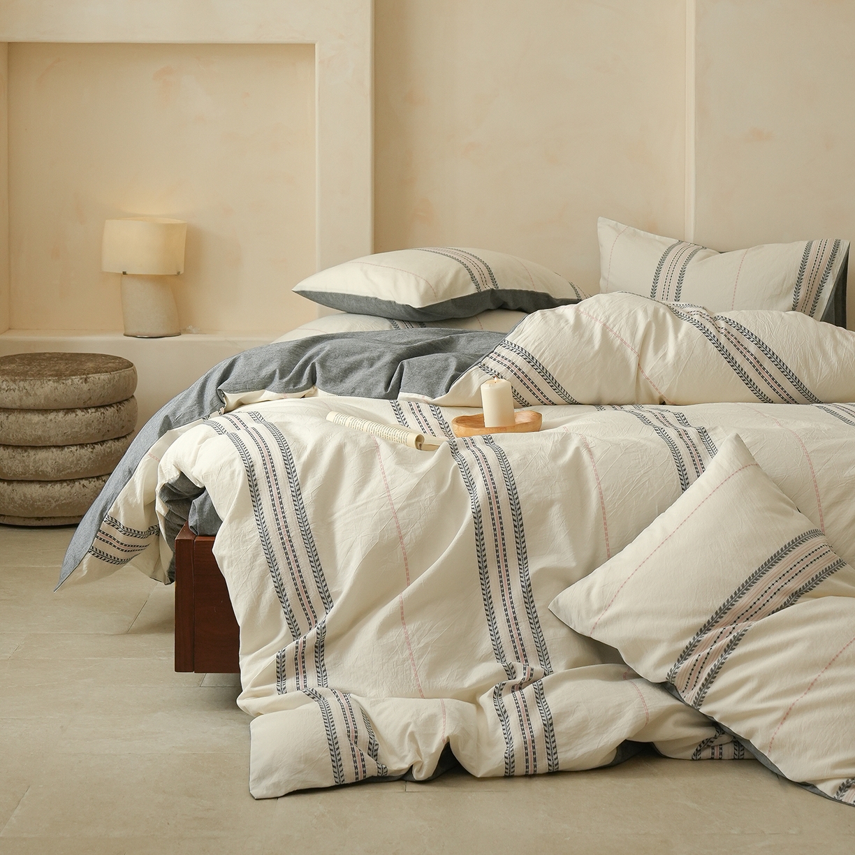 91家纺网 家纺一手货源 找家纺 寐居家纺 2025新款全棉A类60支水洗色织提花四件套 秩序-灰粉