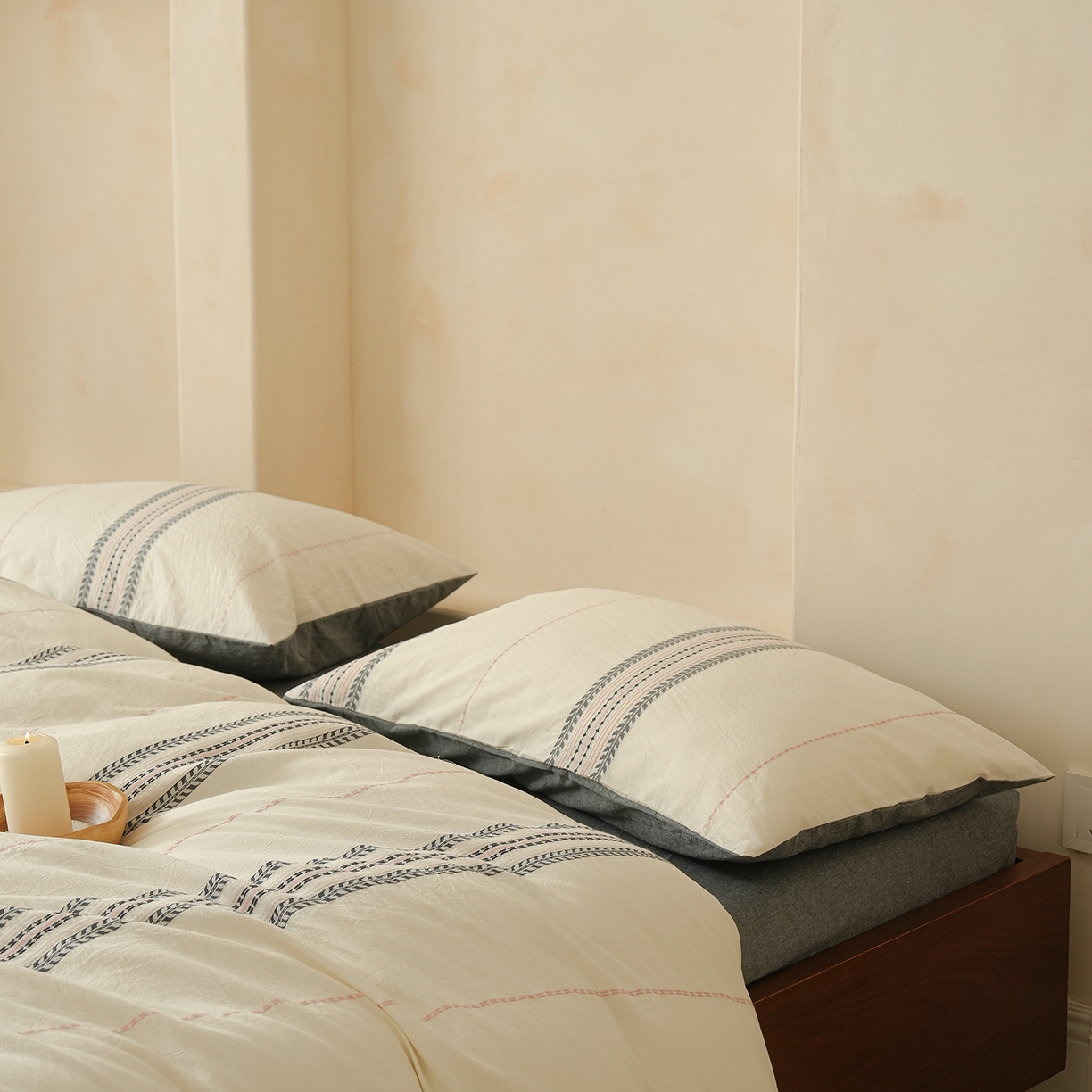 91家纺网 家纺一手货源 找家纺 寐居家纺 2025新款全棉A类60支水洗色织提花四件套 秩序-灰粉