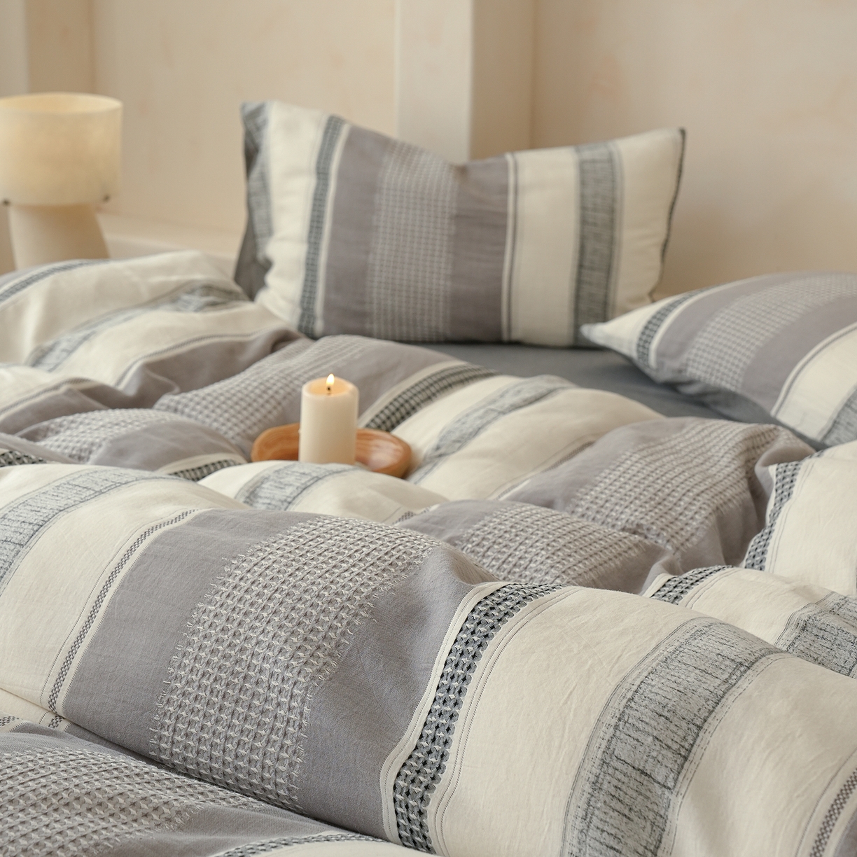 91家纺网 家纺一手货源 找家纺 寐居家纺 2025新款全棉A类60支水洗色织提花四件套 希尔薇-灰