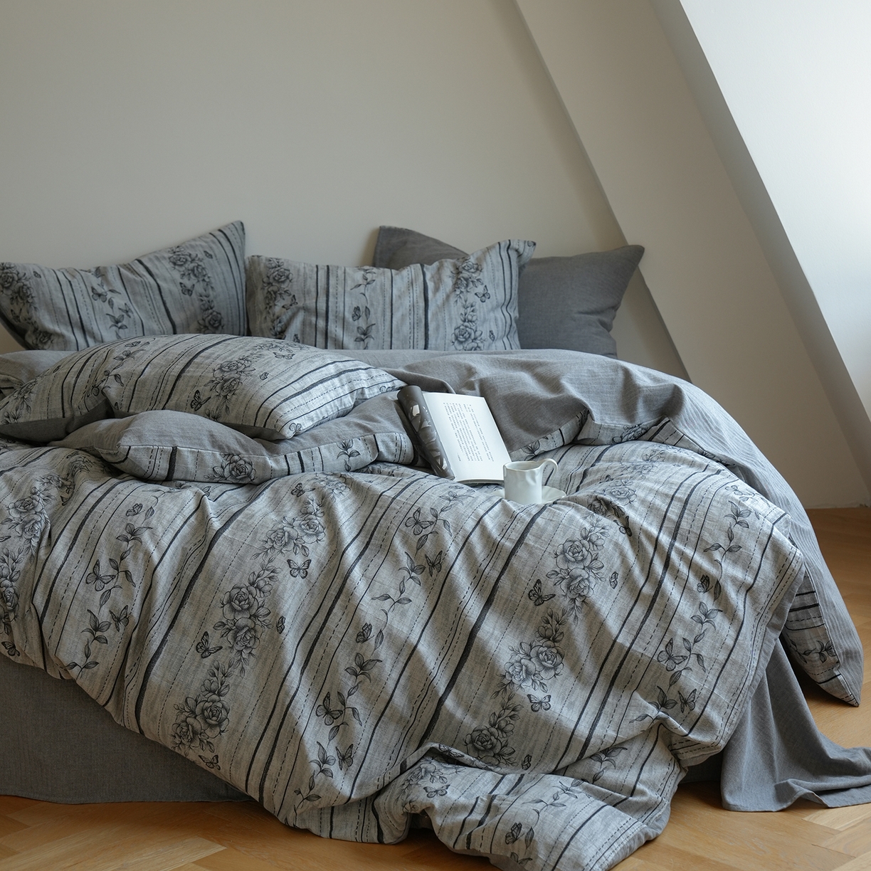 91家纺网 家纺一手货源 找家纺 寐居家纺 2025新款全棉A类60支水洗色织提花四件套 花开墨影