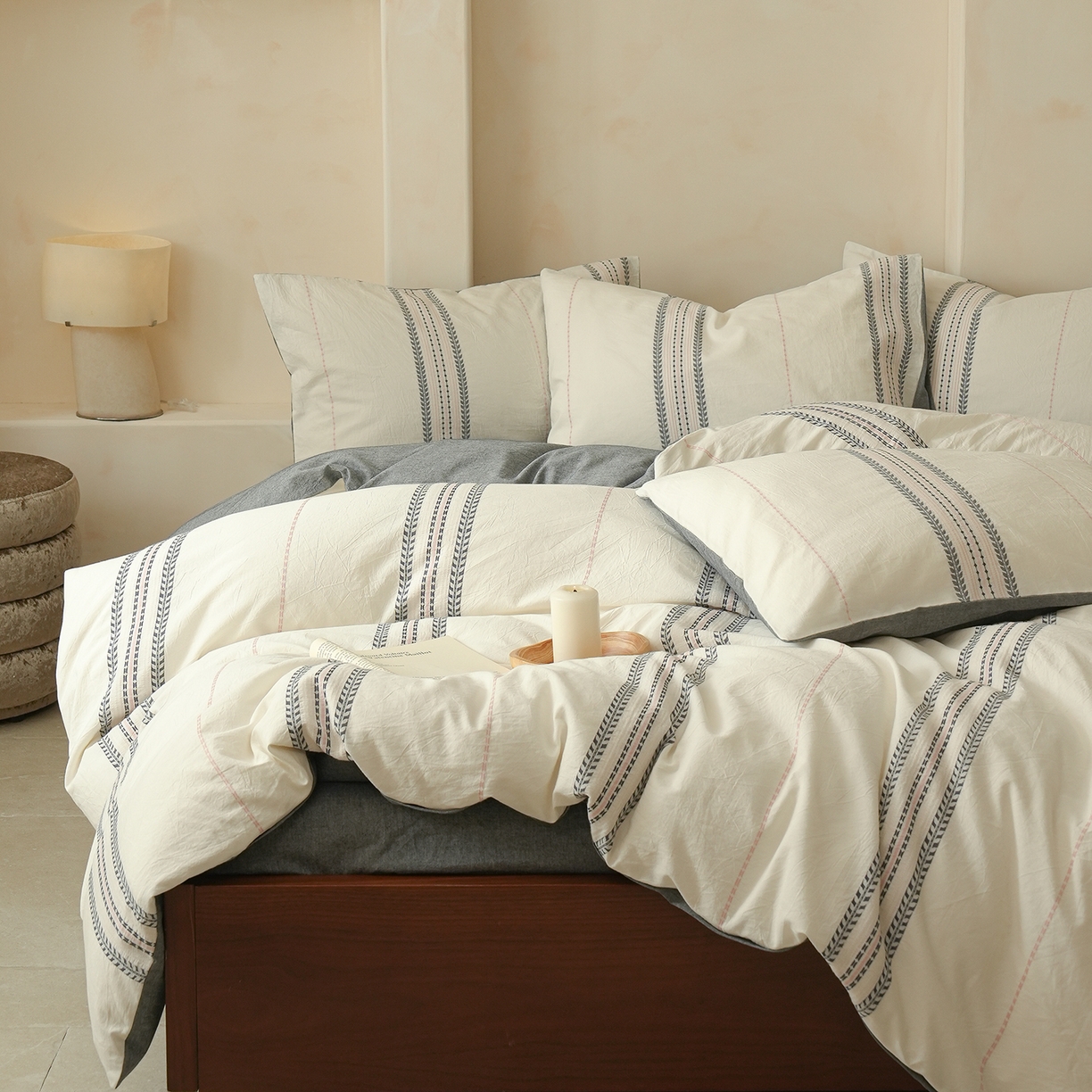 91家纺网 家纺一手货源 找家纺 寐居家纺 2025新款全棉A类60支水洗色织提花四件套 秩序-灰粉