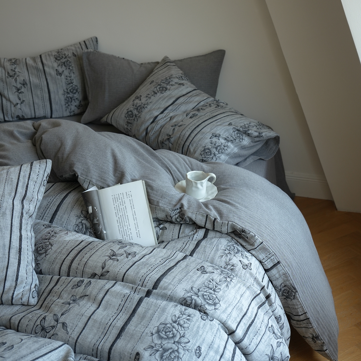 91家纺网 家纺一手货源 找家纺 寐居家纺 2025新款全棉A类60支水洗色织提花四件套 花开墨影