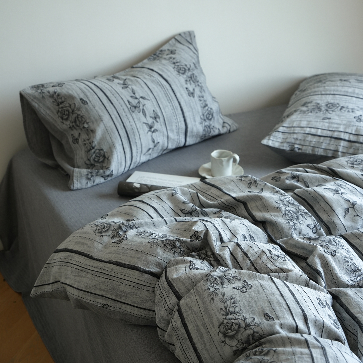 91家纺网 家纺一手货源 找家纺 寐居家纺 2025新款全棉A类60支水洗色织提花四件套 花开墨影