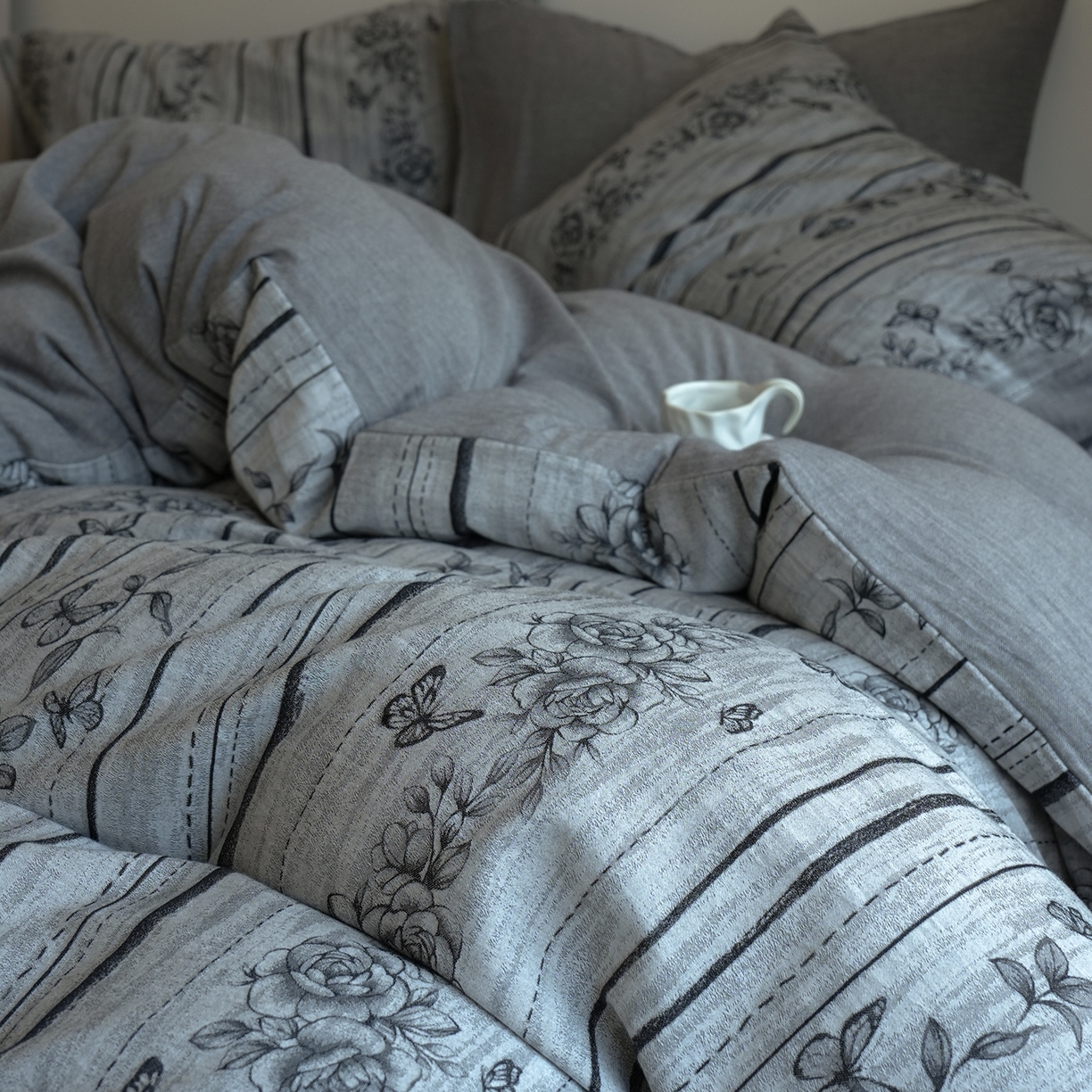 91家纺网 家纺一手货源 找家纺 寐居家纺 2025新款全棉A类60支水洗色织提花四件套 花开墨影