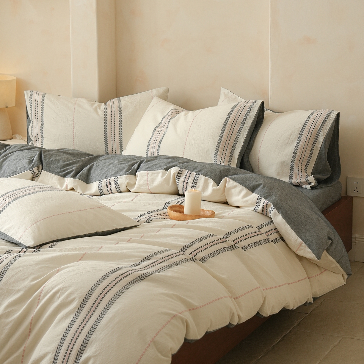 91家纺网 家纺一手货源 找家纺 寐居家纺 2025新款全棉A类60支水洗色织提花四件套 秩序-灰粉