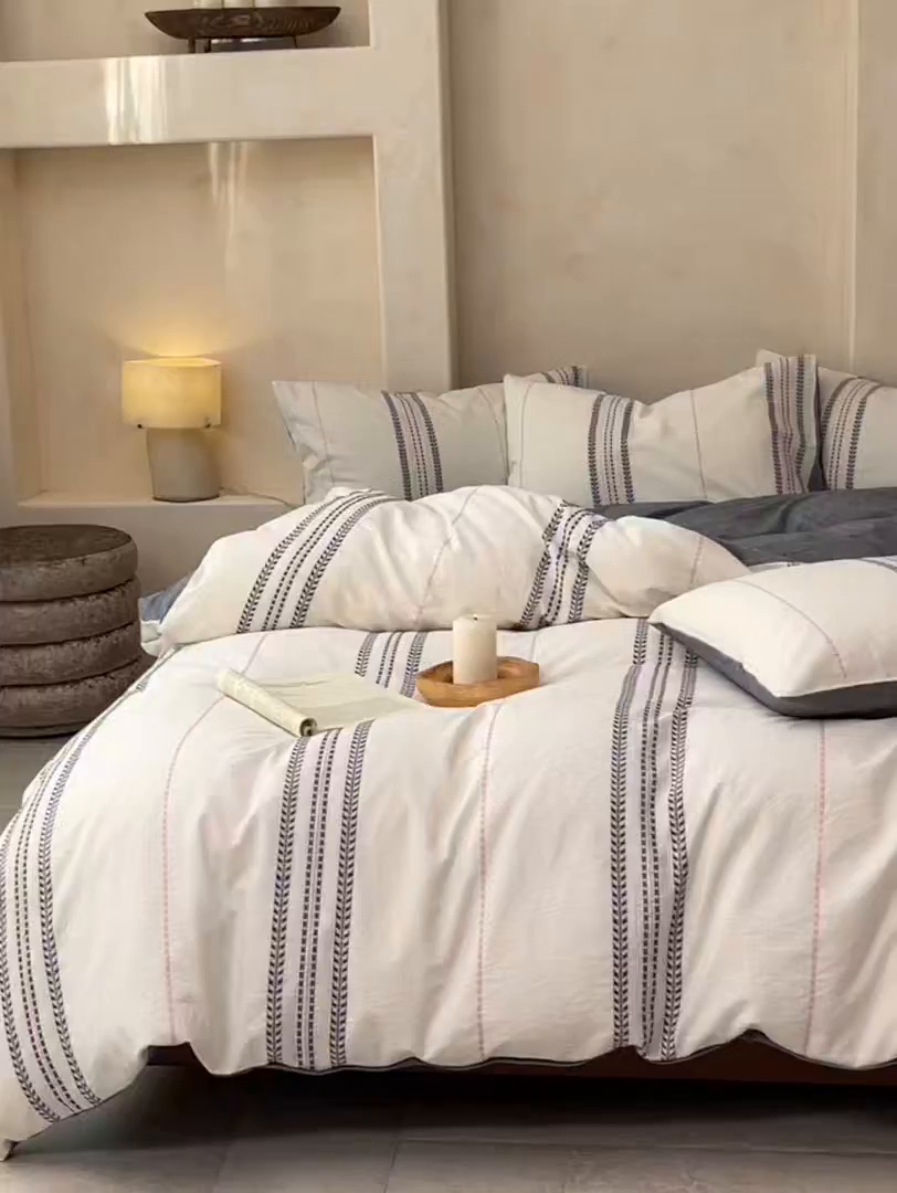 91家纺网 家纺一手货源 找家纺 寐居家纺 2025新款全棉A类60支水洗色织提花四件套 秩序-灰粉