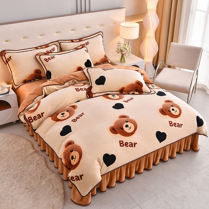 91家纺网 家纺一手货源 找家纺 赛丽雅 2025新款牛奶绒床裙四件套8-9斤法莱绒直播爆款日产2万套 可爱小熊 