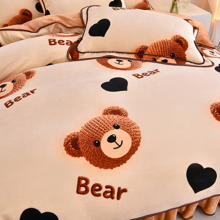 91家纺网 家纺一手货源 找家纺 赛丽雅 2025新款牛奶绒床裙四件套8-9斤法莱绒直播爆款日产2万套 可爱小熊 