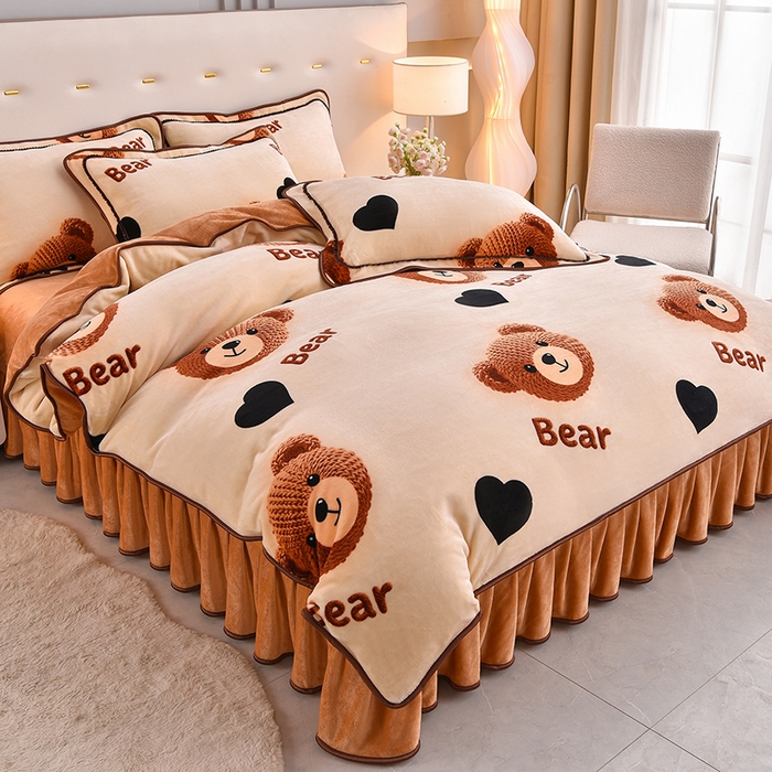 91家纺网 家纺一手货源 找家纺 赛丽雅 2025新款牛奶绒床裙四件套8-9斤法莱绒直播爆款日产2万套 可爱小熊 