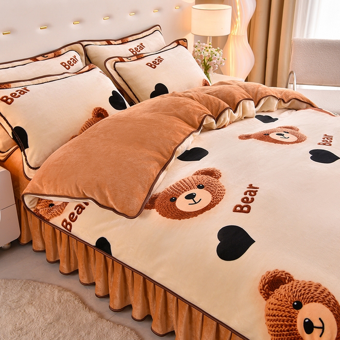 91家纺网 家纺一手货源 找家纺 赛丽雅 2025新款牛奶绒床裙四件套8-9斤法莱绒直播爆款日产2万套 可爱小熊 